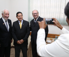 O governador Carlos Massa Ratinho Junior e o presidente em exercício Hamilton Mourão receberam nesta sexta-feira (28) a medalha Heróis da Cavalaria, da Polícia Montada Coronel Dulcídio. A condecoração foi entregue na cerimônia, em Curitiba, que comemora os 140 anos do regimento, que é a unidade mais antiga da Polícia Militar do Paraná.  -  Curitiba, 28/06/2019  -  Foto: José Fernando Ogura/ANPr