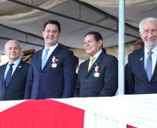 O governador Carlos Massa Ratinho Junior e o presidente em exercício Hamilton Mourão receberam nesta sexta-feira (28) a medalha Heróis da Cavalaria, da Polícia Montada Coronel Dulcídio. A condecoração foi entregue na cerimônia, em Curitiba, que comemora os 140 anos do regimento, que é a unidade mais antiga da Polícia Militar do Paraná.  -  Curitiba, 28/06/2019  -  Foto: José Fernando Ogura/ANPr