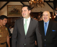 O governador Carlos Massa Ratinho Junior recebe de Nelson Hubner, presidente da AECIC, o título de Personalidade AECIC 2019.Curitiba, 01-07-19.Foto: Arnaldo Alves / ANPr.