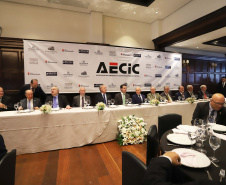 O governador Carlos Massa Ratinho Junior recebe de Nelson Hubner, presidente da AECIC, o título de Personalidade AECIC 2019.Curitiba, 01-07-19.Foto: Arnaldo Alves / ANPr.