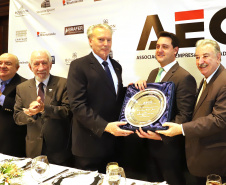 O governador Carlos Massa Ratinho Junior recebe de Nelson Hubner, presidente da AECIC, o título de Personalidade AECIC 2019.N/F: Nelson Hubner, presidente AECIC \; governador Ratinho Junior e  João Casilo, vice-presidente da AECIC.Curitiba, 01-07-19.Foto: Arnaldo Alves / ANPr.