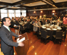 O governador Carlos Massa Ratinho Junior recebe de Nelson Hubner, presidente da AECIC, o título de Personalidade AECIC 2019.Curitiba, 01-07-19.Foto: Arnaldo Alves / ANPr.