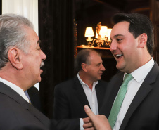 O governador Carlos Massa Ratinho Junior recebe de Nelson Hubner, presidente da AECIC, o título de Personalidade AECIC 2019.Curitiba, 01-07-19.Foto: Rodrigo Félix Leal/ANPr