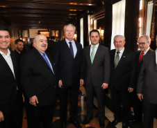 O governador Carlos Massa Ratinho Junior recebe de Nelson Hubner, presidente da AECIC, o título de Personalidade AECIC 2019.Curitiba, 01-07-19.Foto: Rodrigo Félix Leal/ANPr