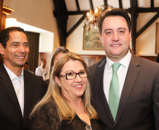 O governador Carlos Massa Ratinho Junior recebe de Nelson Hubner, presidente da AECIC, o título de Personalidade AECIC 2019.Curitiba, 01-07-19.Foto: Rodrigo Félix Leal/ANPr