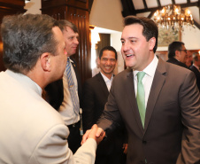 O governador Carlos Massa Ratinho Junior recebe de Nelson Hubner, presidente da AECIC, o título de Personalidade AECIC 2019.Curitiba, 01-07-19.Foto: Rodrigo Félix Leal/ANPr