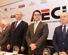 O governador Carlos Massa Ratinho Junior recebe de Nelson Hubner, presidente da AECIC, o título de Personalidade AECIC 2019.Curitiba, 01-07-19.Foto: Rodrigo Félix Leal/ANPr