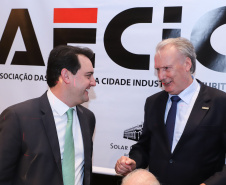 O governador Carlos Massa Ratinho Junior recebe de Nelson Hubner, presidente da AECIC, o título de Personalidade AECIC 2019.Curitiba, 01-07-19.Foto: Rodrigo Félix Leal/ANPr