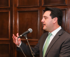 O governador Carlos Massa Ratinho Junior recebe de Nelson Hubner, presidente da AECIC, o título de Personalidade AECIC 2019.Curitiba, 01-07-19.Foto: Rodrigo Félix Leal/ANPr
