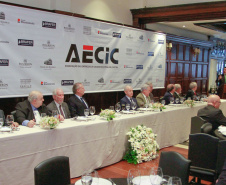O governador Carlos Massa Ratinho Junior recebe de Nelson Hubner, presidente da AECIC, o título de Personalidade AECIC 2019.Curitiba, 01-07-19.Foto: Valdelino Pontes