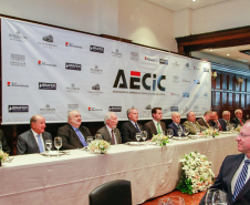 O governador Carlos Massa Ratinho Junior recebe de Nelson Hubner, presidente da AECIC, o título de Personalidade AECIC 2019.Curitiba, 01-07-19.Foto: Valdelino Pontes
