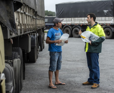 A empresa pública Portos do Paraná retomou o projeto Porto em Ação, que leva serviços gratuitos aos caminhoneiros que esperam no Pátio de Triagem do Porto de Paranaguá e passa a acontecer toda primeira segunda-feira do mês. Foto: Claudio Neves/Portos do Paraná