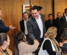 O governador Carlos Massa Ratinho Junior recebe nesta terça-feira (02), no Palácio Iguaçu representantes das APAES para assinatura de Termo Aditivo. Curitiba, 02/07/2019 -Foto: Geraldo Bubniak/ANPr