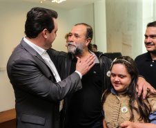 O governador Carlos Massa Ratinho Junior recebe nesta terça-feira (02), no Palácio Iguaçu representantes das APAES para assinatura de Termo Aditivo. Curitiba, 02/07/2019 -Foto: Geraldo Bubniak/ANPr