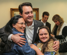 O governador Carlos Massa Ratinho Junior recebe nesta terça-feira (02), no Palácio Iguaçu representantes das APAES para assinatura de Termo Aditivo. Curitiba, 02/07/2019 -Foto: Geraldo Bubniak/ANPr