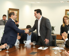 O governador Carlos Massa Ratinho Junior recebe no Palácio Iguaçu representantes das APAES para assinatura de Termo Aditivo. Curitiba, 02/07/2019  -  Foto: Rodrigo Félix Leal/ANPr