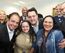 O governador Carlos Massa Ratinho Junior recebe no Palácio Iguaçu representantes das APAES para assinatura de Termo Aditivo. Curitiba, 02/07/2019  -  Foto: Rodrigo Félix Leal/ANPr