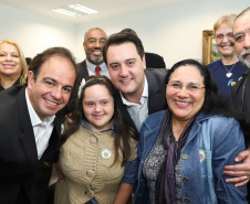 O governador Carlos Massa Ratinho Junior recebe no Palácio Iguaçu representantes das APAES para assinatura de Termo Aditivo. Curitiba, 02/07/2019  -  Foto: Rodrigo Félix Leal/ANPr