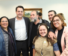 O governador Carlos Massa Ratinho Junior recebe no Palácio Iguaçu representantes das APAES para assinatura de Termo Aditivo. Curitiba, 02/07/2019  -  Foto: Rodrigo Félix Leal/ANPr