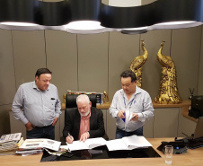  Prefeito Osmário assina  termo aditivo para levar água tratada para Gramadinho, com o deputado Bakri e o gerente Hanaoka  -  Foto: Sanepar