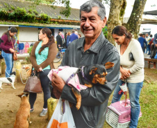 A Secretaria de Estado do Desenvolvimento Sustentável e do Turismo, em parceria com a Prefeitura de Pontal do Paraná, promove uma ação para castração gratuita de cães e gatos do município, incluindo a Ilha do Mel. Foto: Denis Ferreira Netto/SEDEST