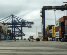 O Porto de Paranaguá está pronto para receber navios de contêiner com maior capacidade de carga, graças à aprovação da nova profundidade em que as embarcações ficam submersas na água, no novo berço 218. O calado, como é chamado em termos náuticos, passou de 9,5 para 12,5 metros. Com isso, o porto paranaense terá um ganho operacional de 25%, flexibilizando o uso dos quatro berços exclusivos para carga conteinerizada e sob rodas.Foto: Claudio Neves/Portos do Paraná