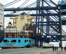 O Porto de Paranaguá está pronto para receber navios de contêiner com maior capacidade de carga, graças à aprovação da nova profundidade em que as embarcações ficam submersas na água, no novo berço 218. O calado, como é chamado em termos náuticos, passou de 9,5 para 12,5 metros. Com isso, o porto paranaense terá um ganho operacional de 25%, flexibilizando o uso dos quatro berços exclusivos para carga conteinerizada e sob rodas.Foto: Claudio Neves/Portos do Paraná
