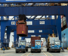 O Porto de Paranaguá está pronto para receber navios de contêiner com maior capacidade de carga, graças à aprovação da nova profundidade em que as embarcações ficam submersas na água, no novo berço 218. O calado, como é chamado em termos náuticos, passou de 9,5 para 12,5 metros. Com isso, o porto paranaense terá um ganho operacional de 25%, flexibilizando o uso dos quatro berços exclusivos para carga conteinerizada e sob rodas.Foto: Claudio Neves/Portos do Paraná