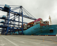 O Porto de Paranaguá está pronto para receber navios de contêiner com maior capacidade de carga, graças à aprovação da nova profundidade em que as embarcações ficam submersas na água, no novo berço 218. O calado, como é chamado em termos náuticos, passou de 9,5 para 12,5 metros. Com isso, o porto paranaense terá um ganho operacional de 25%, flexibilizando o uso dos quatro berços exclusivos para carga conteinerizada e sob rodas.Foto: Claudio Neves/Portos do Paraná