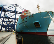 O Porto de Paranaguá está pronto para receber navios de contêiner com maior capacidade de carga, graças à aprovação da nova profundidade em que as embarcações ficam submersas na água, no novo berço 218. O calado, como é chamado em termos náuticos, passou de 9,5 para 12,5 metros. Com isso, o porto paranaense terá um ganho operacional de 25%, flexibilizando o uso dos quatro berços exclusivos para carga conteinerizada e sob rodas.Foto: Claudio Neves/Portos do Paraná