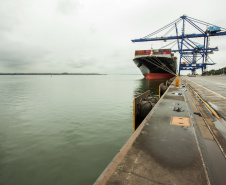 O Porto de Paranaguá está pronto para receber navios de contêiner com maior capacidade de carga, graças à aprovação da nova profundidade em que as embarcações ficam submersas na água, no novo berço 218. O calado, como é chamado em termos náuticos, passou de 9,5 para 12,5 metros. Com isso, o porto paranaense terá um ganho operacional de 25%, flexibilizando o uso dos quatro berços exclusivos para carga conteinerizada e sob rodas.Foto: Claudio Neves/Portos do Paraná
