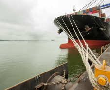 O Porto de Paranaguá está pronto para receber navios de contêiner com maior capacidade de carga, graças à aprovação da nova profundidade em que as embarcações ficam submersas na água, no novo berço 218. O calado, como é chamado em termos náuticos, passou de 9,5 para 12,5 metros. Com isso, o porto paranaense terá um ganho operacional de 25%, flexibilizando o uso dos quatro berços exclusivos para carga conteinerizada e sob rodas.Foto: Claudio Neves/Portos do Paraná