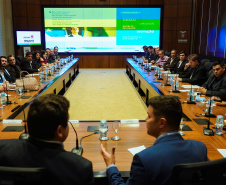 O Governo do Paraná promoveu nesta quarta-feira (03) a terceira reunião com chefes dos seus núcleos do interior, desta vez da região Oeste. Participaram mais de 30 representantes das diversas áreas do governo nas regiões de Cascavel, Toledo e Foz do Iguaçu. Os encontros mensais têm o objetivo de ampliar a integração e alinhar informações das lideranças do governo no interior do Estado. Foto: Guilherme Flores/ Casa Civil