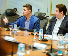 O Governo do Paraná promoveu nesta quarta-feira (03) a terceira reunião com chefes dos seus núcleos do interior, desta vez da região Oeste. Participaram mais de 30 representantes das diversas áreas do governo nas regiões de Cascavel, Toledo e Foz do Iguaçu. Os encontros mensais têm o objetivo de ampliar a integração e alinhar informações das lideranças do governo no interior do Estado.  Foto: Guilherme Flores/ Casa Civil