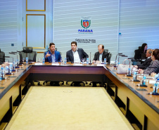 O Governo do Paraná promoveu nesta quarta-feira (03) a terceira reunião com chefes dos seus núcleos do interior, desta vez da região Oeste. Participaram mais de 30 representantes das diversas áreas do governo nas regiões de Cascavel, Toledo e Foz do Iguaçu. Os encontros mensais têm o objetivo de ampliar a integração e alinhar informações das lideranças do governo no interior do Estado. Foto: Casa Civil