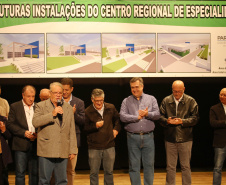 O Governo do Estado, por meio da Secretaria de Estado da Saúde, autorizou nesta sexta-feira (5), em evento no Conjunto Amadores de Teatro (CAT), em Jacarezinho, a construção do Centro Regional de Especialidades Médicas que vai atender 22 cidades do Norte Pioneiro e tem previsão de ficar pronto até o fim de 2020.Foto: José Fernando Ogura/ANPr