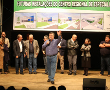 O Governo do Estado, por meio da Secretaria de Estado da Saúde, autorizou nesta sexta-feira (5), em evento no Conjunto Amadores de Teatro (CAT), em Jacarezinho, a construção do Centro Regional de Especialidades Médicas que vai atender 22 cidades do Norte Pioneiro e tem previsão de ficar pronto até o fim de 2020.Foto: José Fernando Ogura/ANPr