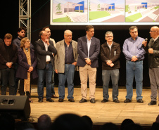 O Governo do Estado, por meio da Secretaria de Estado da Saúde, autorizou nesta sexta-feira (5), em evento no Conjunto Amadores de Teatro (CAT), em Jacarezinho, a construção do Centro Regional de Especialidades Médicas que vai atender 22 cidades do Norte Pioneiro e tem previsão de ficar pronto até o fim de 2020.Foto: José Fernando Ogura/ANPr