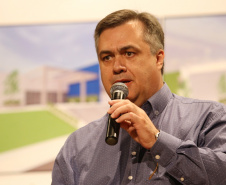 O Governo do Estado, por meio da Secretaria de Estado da Saúde, autorizou nesta sexta-feira (5), em evento no Conjunto Amadores de Teatro (CAT), em Jacarezinho, a construção do Centro Regional de Especialidades Médicas que vai atender 22 cidades do Norte Pioneiro e tem previsão de ficar pronto até o fim de 2020.Foto: José Fernando Ogura/ANPr