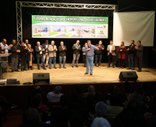 O Governo do Estado, por meio da Secretaria de Estado da Saúde, autorizou nesta sexta-feira (5), em evento no Conjunto Amadores de Teatro (CAT), em Jacarezinho, a construção do Centro Regional de Especialidades Médicas que vai atender 22 cidades do Norte Pioneiro e tem previsão de ficar pronto até o fim de 2020.Foto: José Fernando Ogura/ANPr