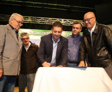 O Governo do Estado, por meio da Secretaria de Estado da Saúde, autorizou nesta sexta-feira (5), em evento no Conjunto Amadores de Teatro (CAT), em Jacarezinho, a construção do Centro Regional de Especialidades Médicas que vai atender 22 cidades do Norte Pioneiro e tem previsão de ficar pronto até o fim de 2020.Foto: José Fernando Ogura/ANPr