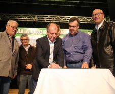 O Governo do Estado, por meio da Secretaria de Estado da Saúde, autorizou nesta sexta-feira (5), em evento no Conjunto Amadores de Teatro (CAT), em Jacarezinho, a construção do Centro Regional de Especialidades Médicas que vai atender 22 cidades do Norte Pioneiro e tem previsão de ficar pronto até o fim de 2020.Foto: José Fernando Ogura/ANPr