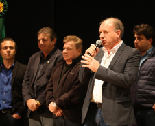 O Governo do Estado, por meio da Secretaria de Estado da Saúde, autorizou nesta sexta-feira (5), em evento no Conjunto Amadores de Teatro (CAT), em Jacarezinho, a construção do Centro Regional de Especialidades Médicas que vai atender 22 cidades do Norte Pioneiro e tem previsão de ficar pronto até o fim de 2020.Foto: José Fernando Ogura/ANPr