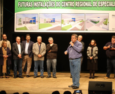 O Governo do Estado, por meio da Secretaria de Estado da Saúde, autorizou nesta sexta-feira (5), em evento no Conjunto Amadores de Teatro (CAT), em Jacarezinho, a construção do Centro Regional de Especialidades Médicas que vai atender 22 cidades do Norte Pioneiro e tem previsão de ficar pronto até o fim de 2020.Foto: José Fernando Ogura/ANPr