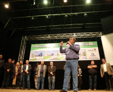 O Governo do Estado, por meio da Secretaria de Estado da Saúde, autorizou nesta sexta-feira (5), em evento no Conjunto Amadores de Teatro (CAT), em Jacarezinho, a construção do Centro Regional de Especialidades Médicas que vai atender 22 cidades do Norte Pioneiro e tem previsão de ficar pronto até o fim de 2020.Foto: José Fernando Ogura/ANPr