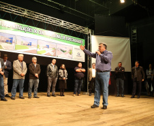O Governo do Estado, por meio da Secretaria de Estado da Saúde, autorizou nesta sexta-feira (5), em evento no Conjunto Amadores de Teatro (CAT), em Jacarezinho, a construção do Centro Regional de Especialidades Médicas que vai atender 22 cidades do Norte Pioneiro e tem previsão de ficar pronto até o fim de 2020.Foto: José Fernando Ogura/ANPr