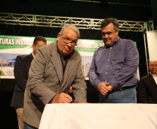 O Governo do Estado, por meio da Secretaria de Estado da Saúde, autorizou nesta sexta-feira (5), em evento no Conjunto Amadores de Teatro (CAT), em Jacarezinho, a construção do Centro Regional de Especialidades Médicas que vai atender 22 cidades do Norte Pioneiro e tem previsão de ficar pronto até o fim de 2020.Foto: José Fernando Ogura/ANPr