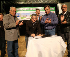O Governo do Estado, por meio da Secretaria de Estado da Saúde, autorizou nesta sexta-feira (5), em evento no Conjunto Amadores de Teatro (CAT), em Jacarezinho, a construção do Centro Regional de Especialidades Médicas que vai atender 22 cidades do Norte Pioneiro e tem previsão de ficar pronto até o fim de 2020.Foto: José Fernando Ogura/ANPr