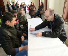 Neste sábado (6), representantes da Cohapar e prefeituras entregaram as escrituras de propriedade de 109 famílias da região dos Campos Gerais em Ponta Grossa. Os documentos foram emitidos pela companhia por meio do programa de Escrituração Direta, que prevê um serviço mais rápido e barato do que aquele praticado pelos tabelionatos.  -  Ponta Grossa, 06/07/2019  -  Foto: Guilherme Santos/Cohapar