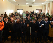 Neste sábado (6), representantes da Cohapar e prefeituras entregaram as escrituras de propriedade de 109 famílias da região dos Campos Gerais em Ponta Grossa. Os documentos foram emitidos pela companhia por meio do programa de Escrituração Direta, que prevê um serviço mais rápido e barato do que aquele praticado pelos tabelionatos.  -  Ponta Grossa, 06/07/2019  -  Foto: Guilherme Santos/Cohapar